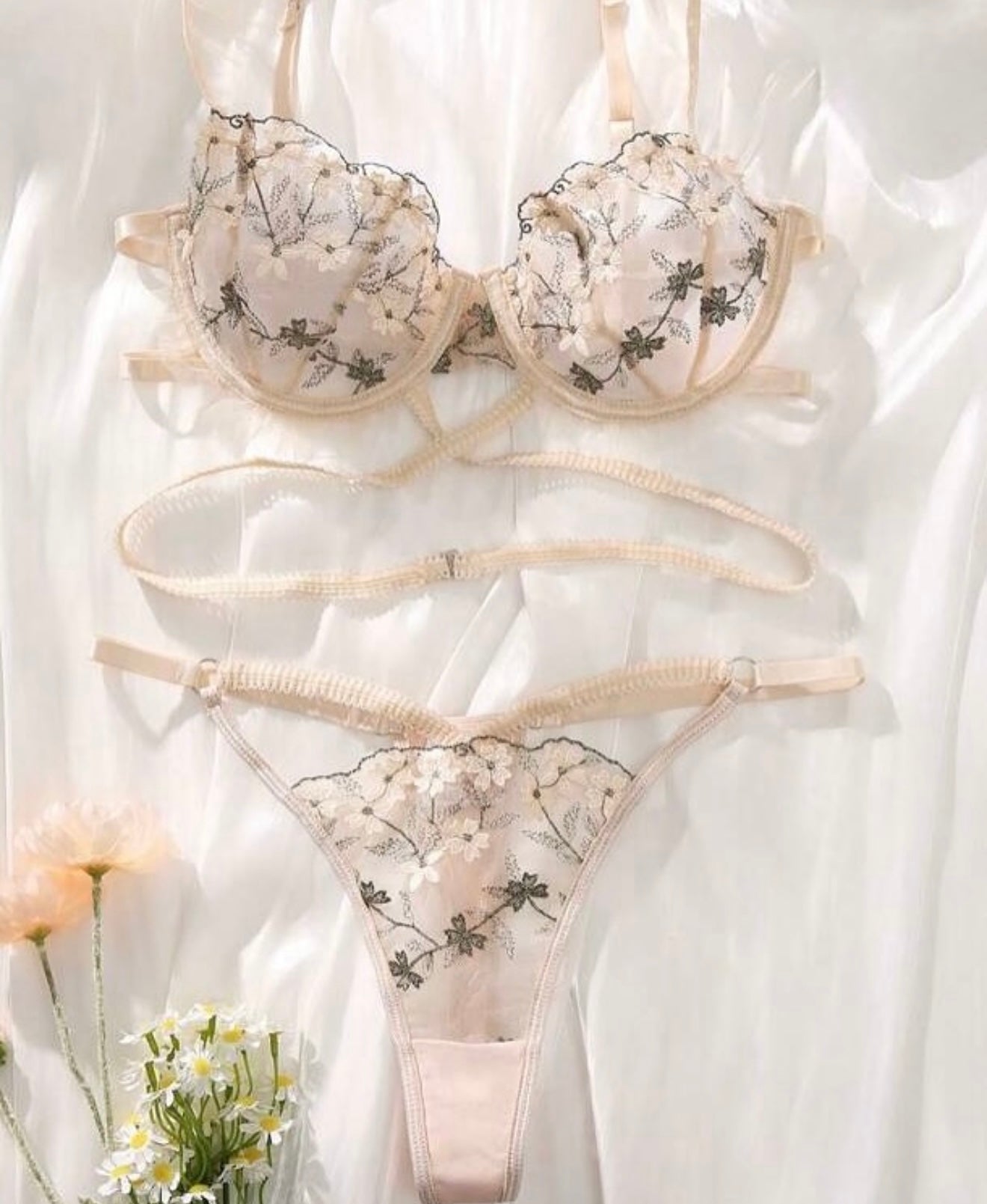 Conjunto de Lencería Nude con Bordado Floral