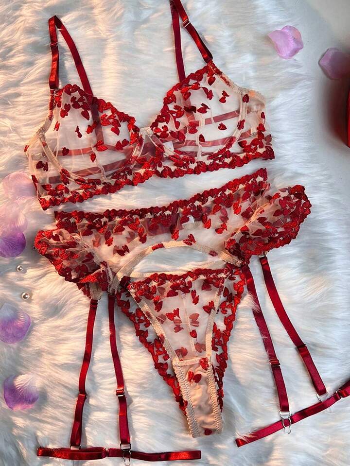Conjunto Transparente con Bordados de Corazones Rojos