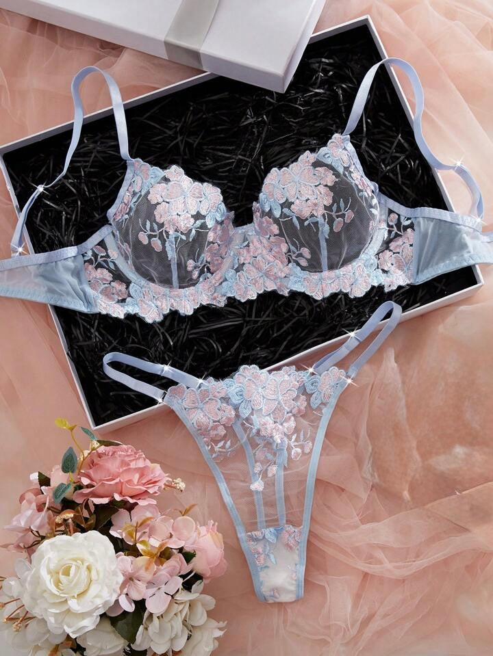 Conjunto Celeste con Encaje Floral Rosa en Malla Transparente