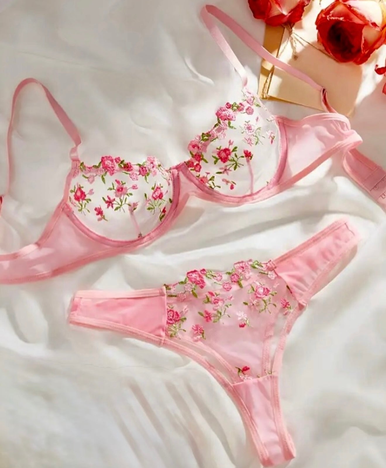 Conjunto de lencería rosa bordado floral