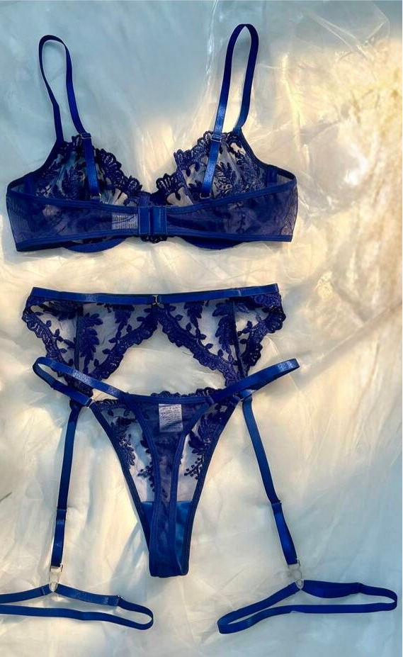 Conjunto floral bordado azul