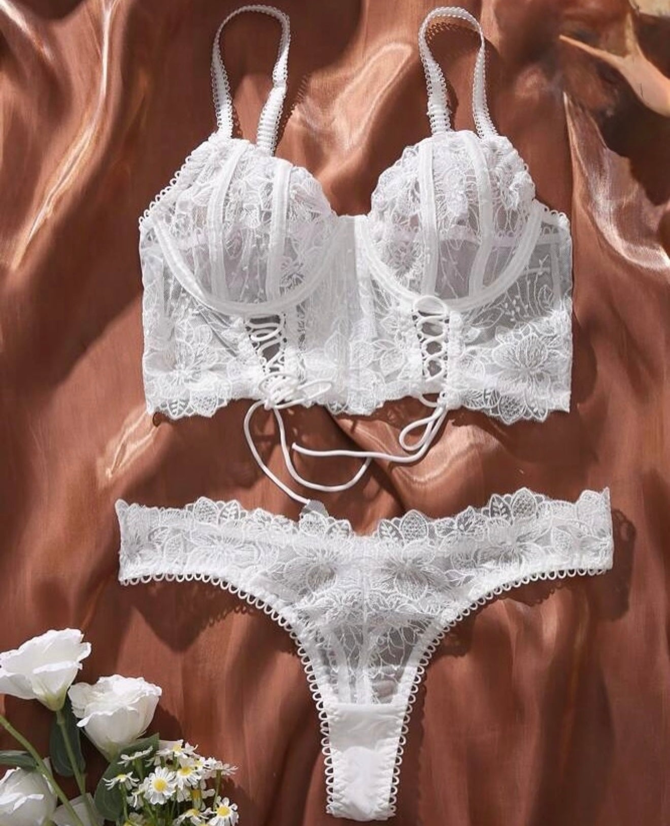 Conjunto Blanco de Encaje Floral con Corset Soft