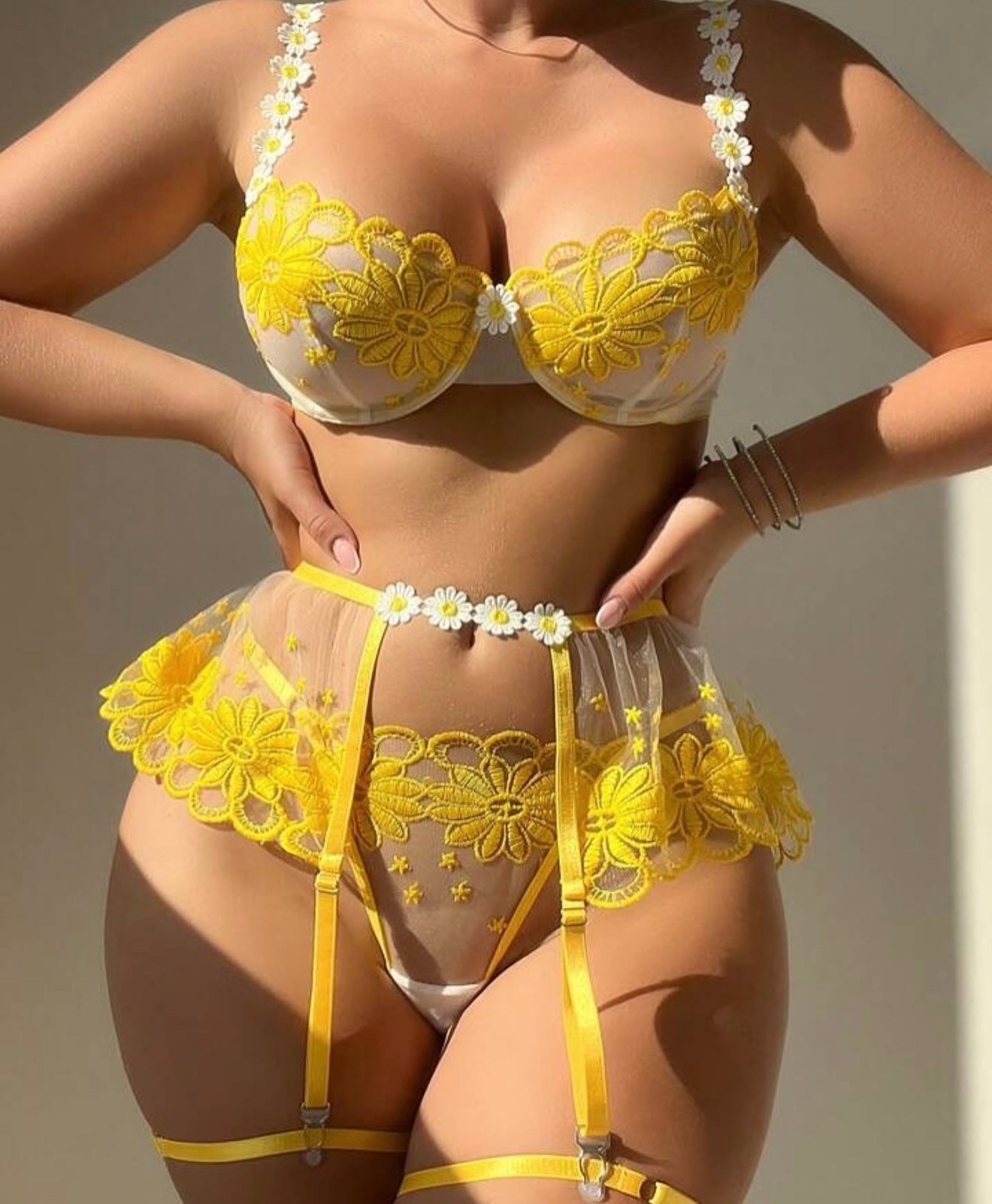 Conjunto Amarillo con Liguero Floral