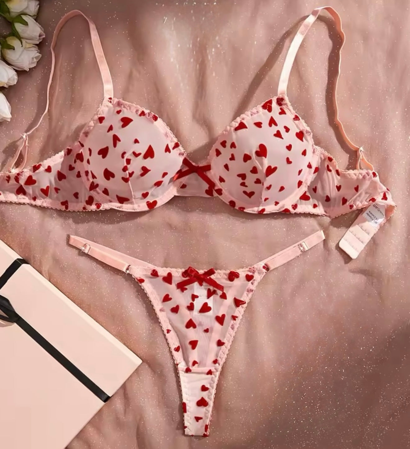 Conjunto rosado con corazones rojos
