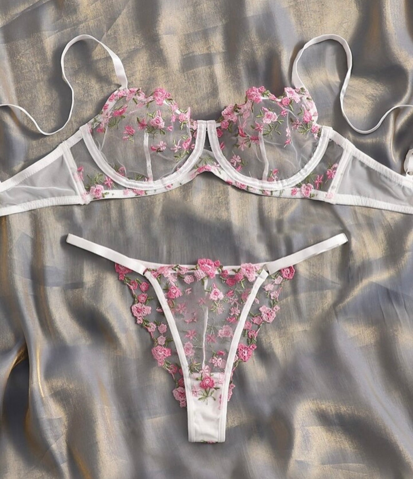 Conjunto Blanco Transparente con Bordado Floral Rosa