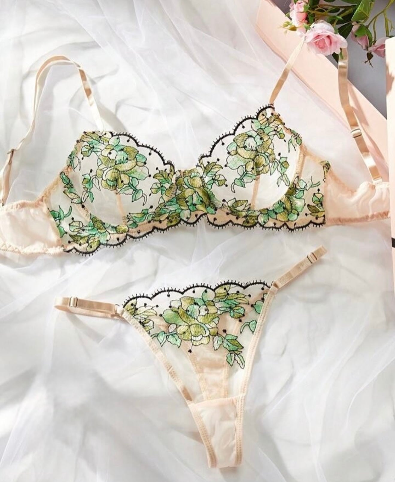 Conjunto de Lencería Floral Beige & Verde