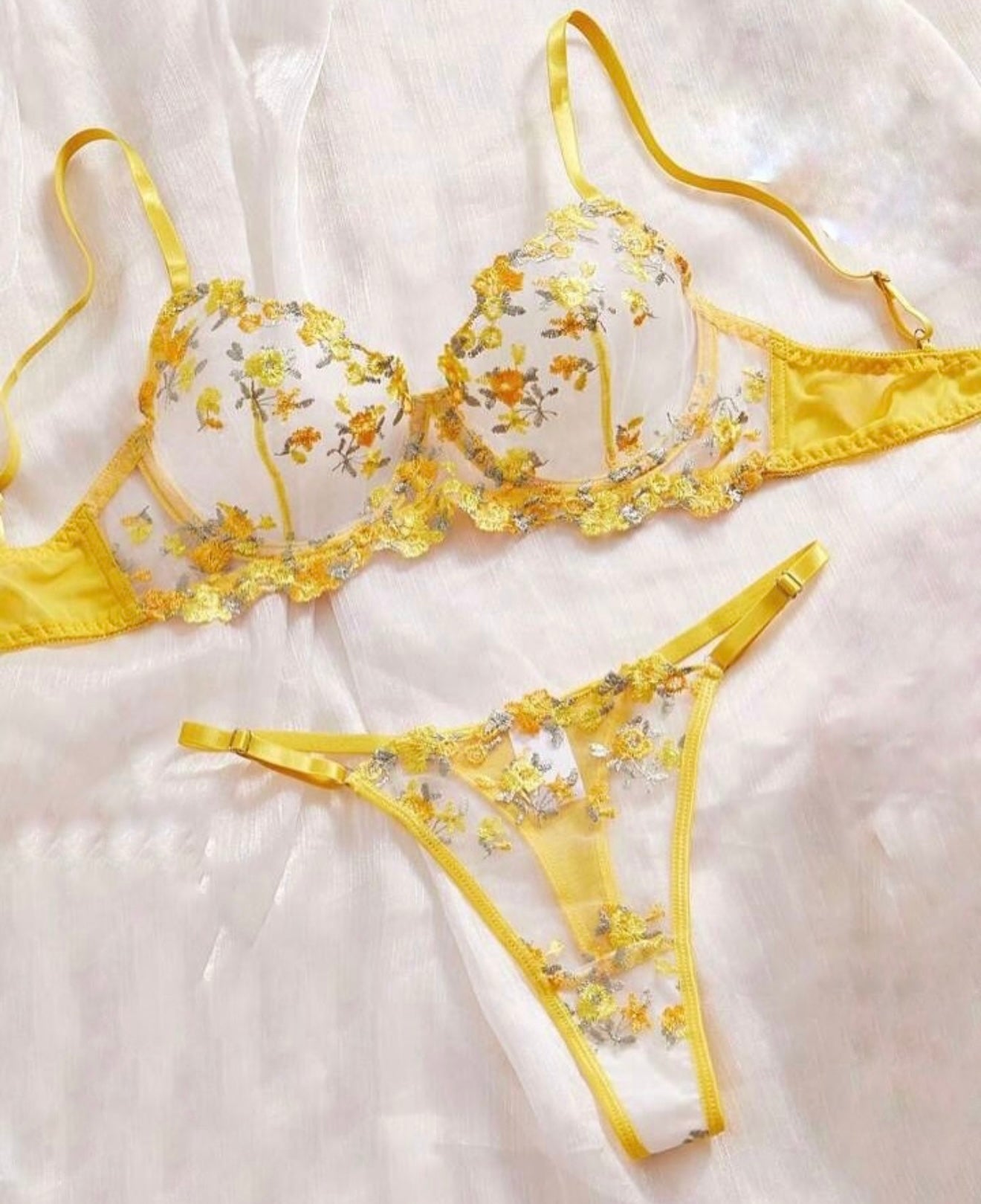Conjunto de Lencería Floral Amarillo