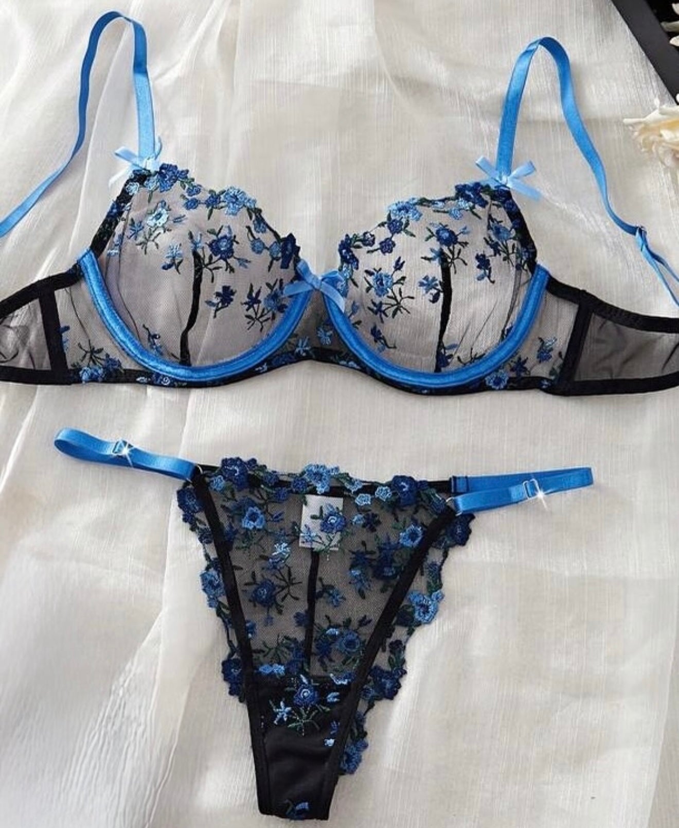 Conjunto de Lencería Negra con Bordado Azul