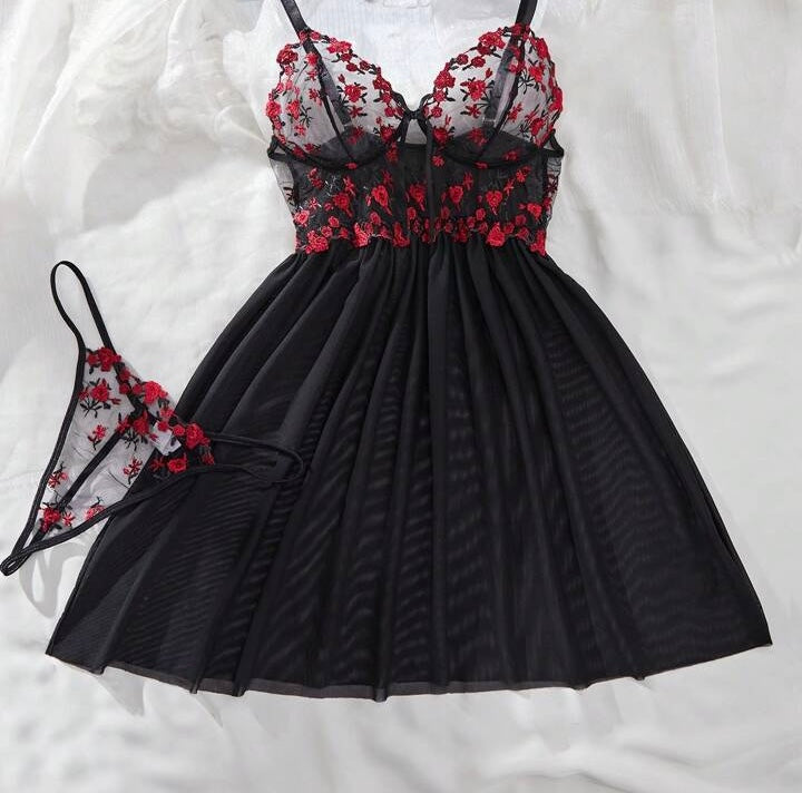 Baby Doll Negro con Bordado Floral Rojo + Tanga a Juego